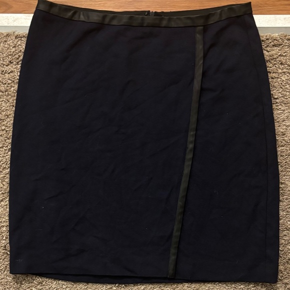 Ann Taylor Woman 8 Elegant Navy Wrap Skirt Black LeatherTrim Excellent Like New - Picture 4 of 9